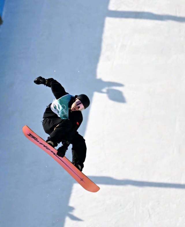 超帅 苏翊鸣一跳封神大爆火！身披国旗成英雄，超帅“刹车” 拿下金牌