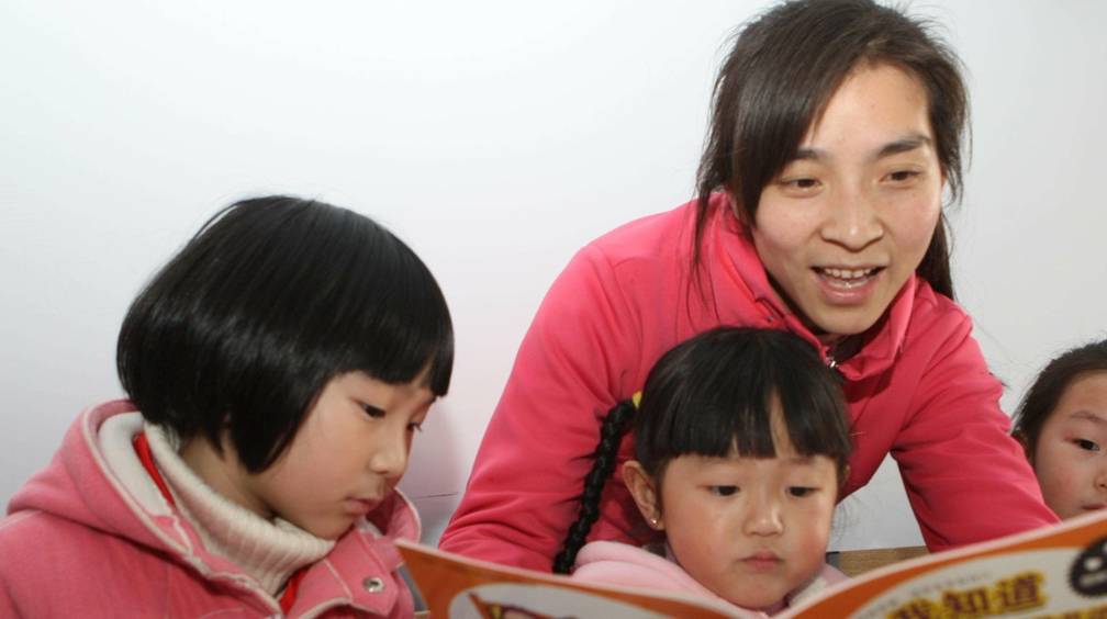 因为为了让女儿更漂亮，宝妈带她去割双眼皮，网友谴责：不配当妈