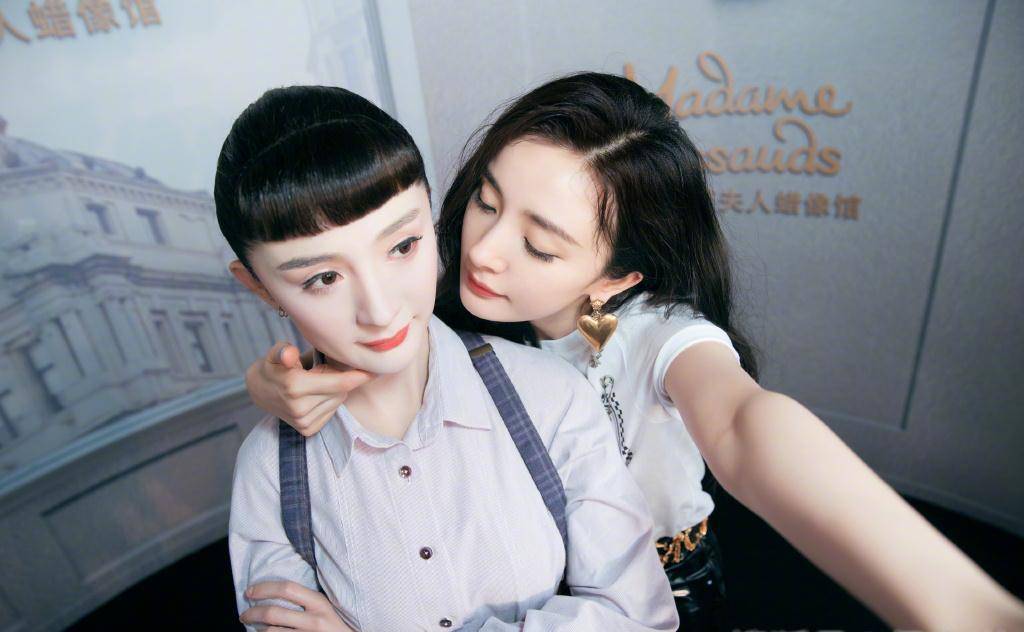 沙发 杨幂更博宣布个人演唱会圆满成功,并晒出两张露肉照,十分少女!