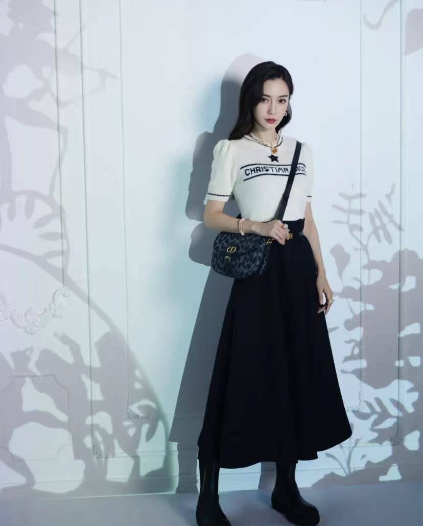 杨颖 离婚后的杨颖越来越大胆,穿牛角大衣+黑色紧身裤,少女感很足