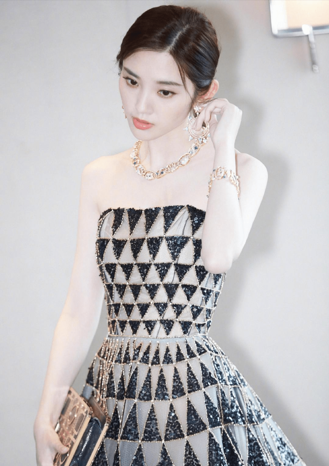 唐艺昕 辣妈唐艺昕真放得开,白色衬衫裙清纯如少女,露出小脚丫有点撩人