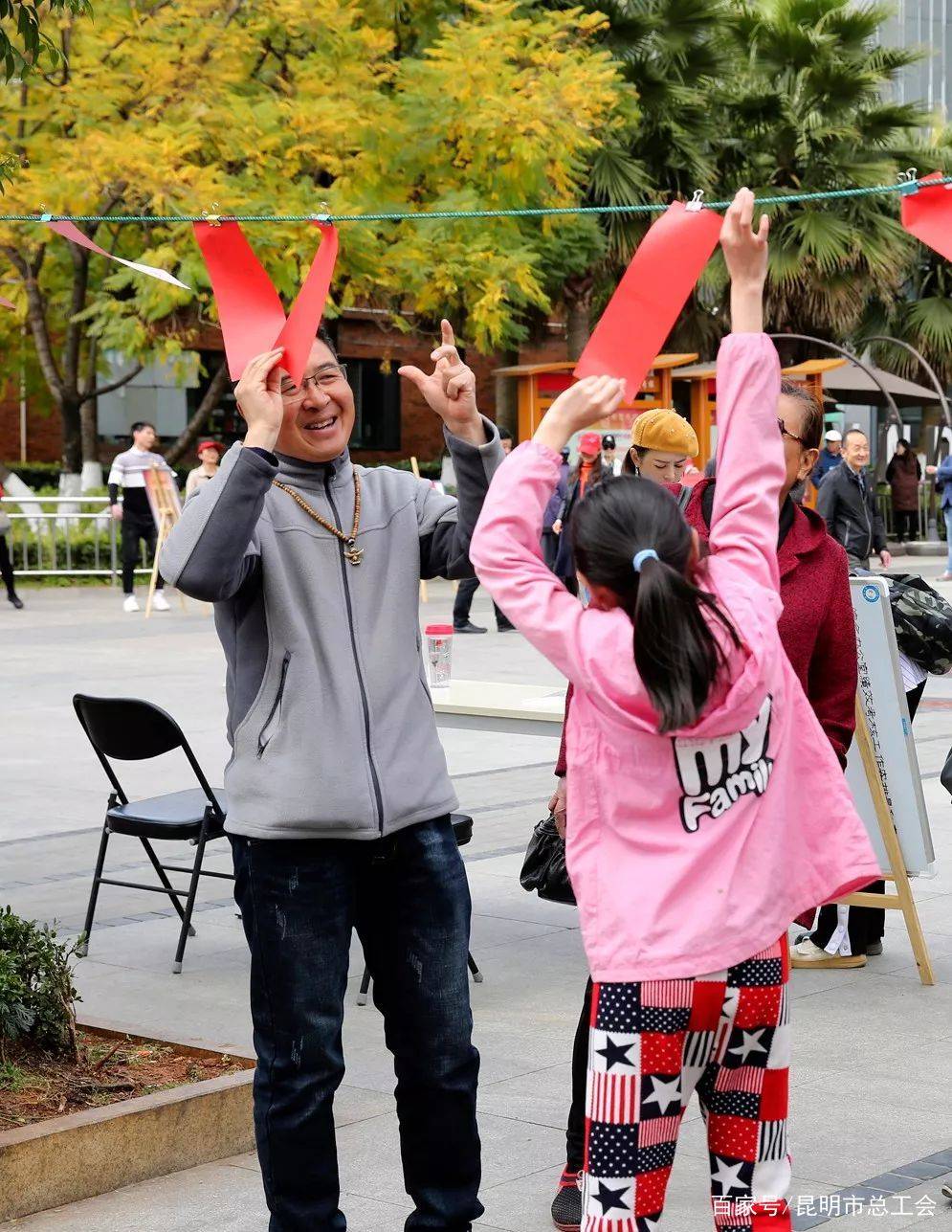 光盘拔河,手忙脚乱,蒙眼互打,仙人指路,头顶投篮,抛绣球,你比我猜