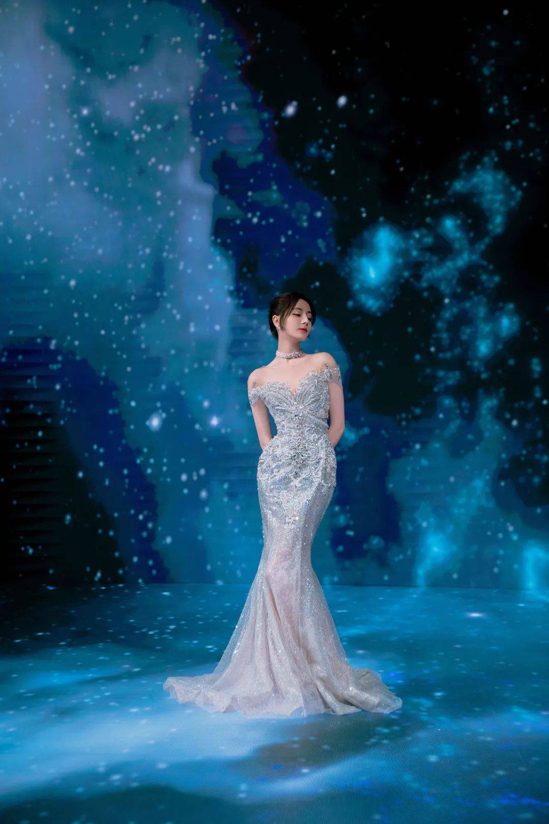 黄圣依 黄圣依、唐嫣、沈梦辰和迪丽热巴的裙装,光泽出现,优雅更为贵气