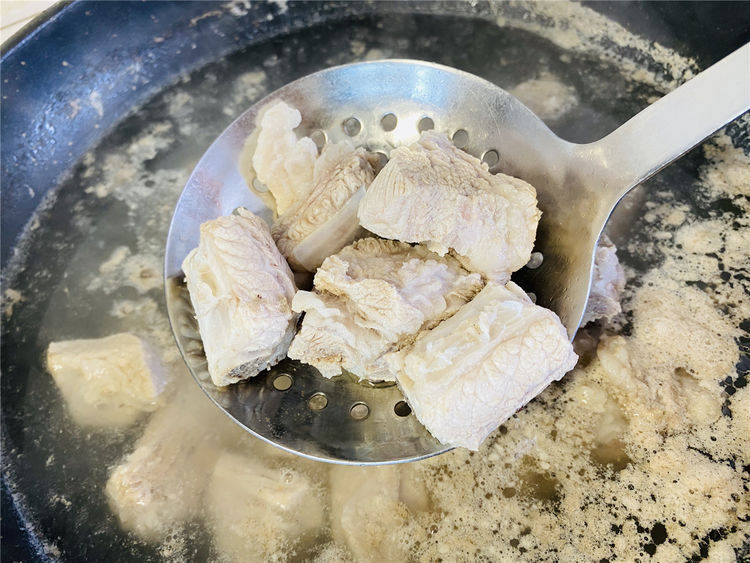 电饭煲|有肉有菜烹饪简单，超好吃的排骨腊肠焖饭，厨房小白也能轻松驾驭