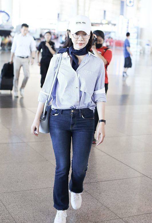 套装 陈数灰色条纹套装简约低调，可气质咋都盖不住