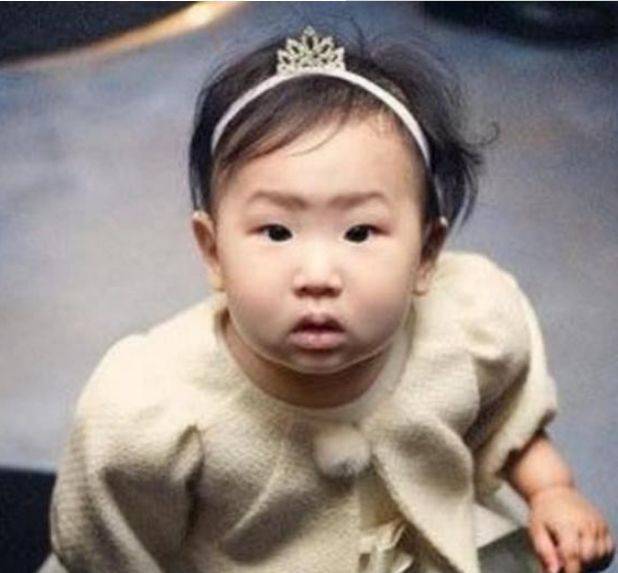 老公韩国第一美女金喜善，女儿太丑被骂整容，现在此般模样
