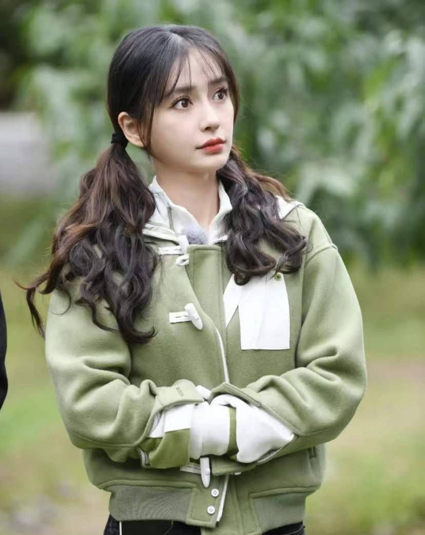 杨颖 离婚后的杨颖越来越大胆,穿牛角大衣+黑色紧身裤,少女感很足