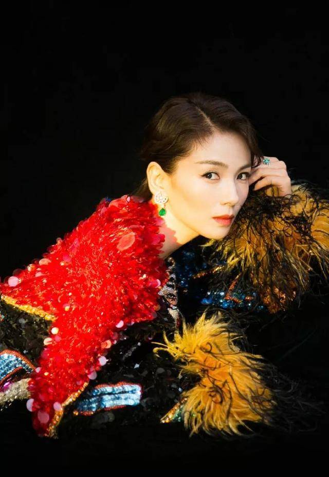 身材41岁刘涛才是真绝色!穿万花筒连衣裙超气质,这身材无与伦比