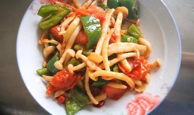 都是有一定功效,特别适合夏季服用,下边给各位共享西红柿炒白玉菇的