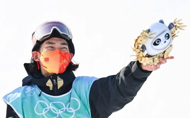 超帅 苏翊鸣一跳封神大爆火！身披国旗成英雄，超帅“刹车” 拿下金牌