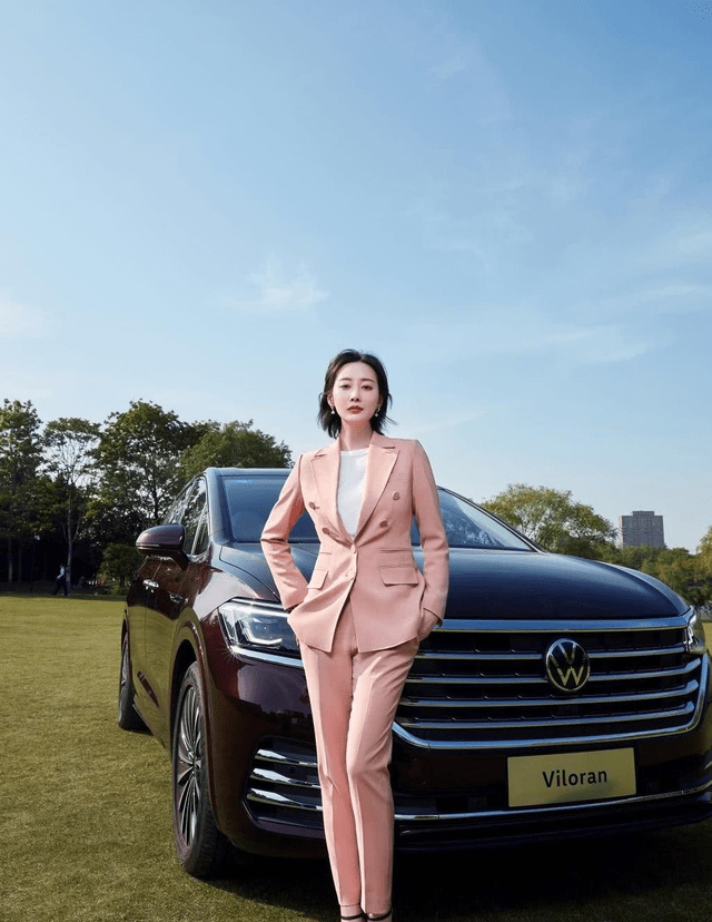 羽绒服 李纯走机场也太时髦了，白色羽绒服配阔腿裤，戴帽子洋气减龄