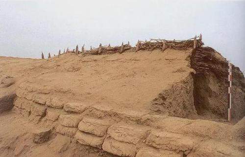 圆沙古城的确毁于环境的恶化,至于曷劳落迦城,即便它不是圆沙古城,但