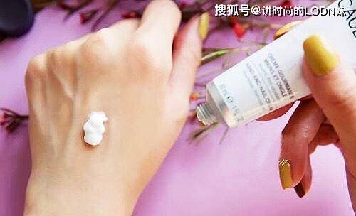 体液优雅女人懂得面面俱到，出门包里会有这5样，少一样都不“精致”