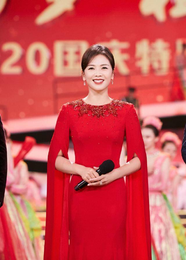 大气 刘涛担任国庆晚会主持人，穿红色长裙端庄大气，42岁状态在线