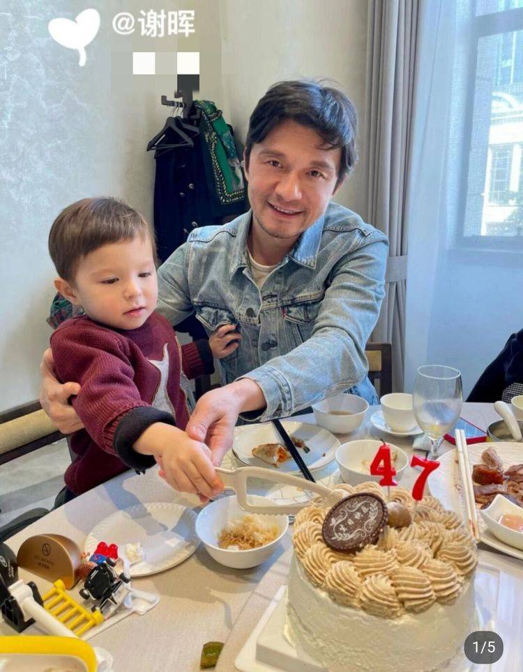 前国脚谢晖晒47岁庆生照,二婚妻子身材火辣,混血儿子长相随爸_谢辉_小