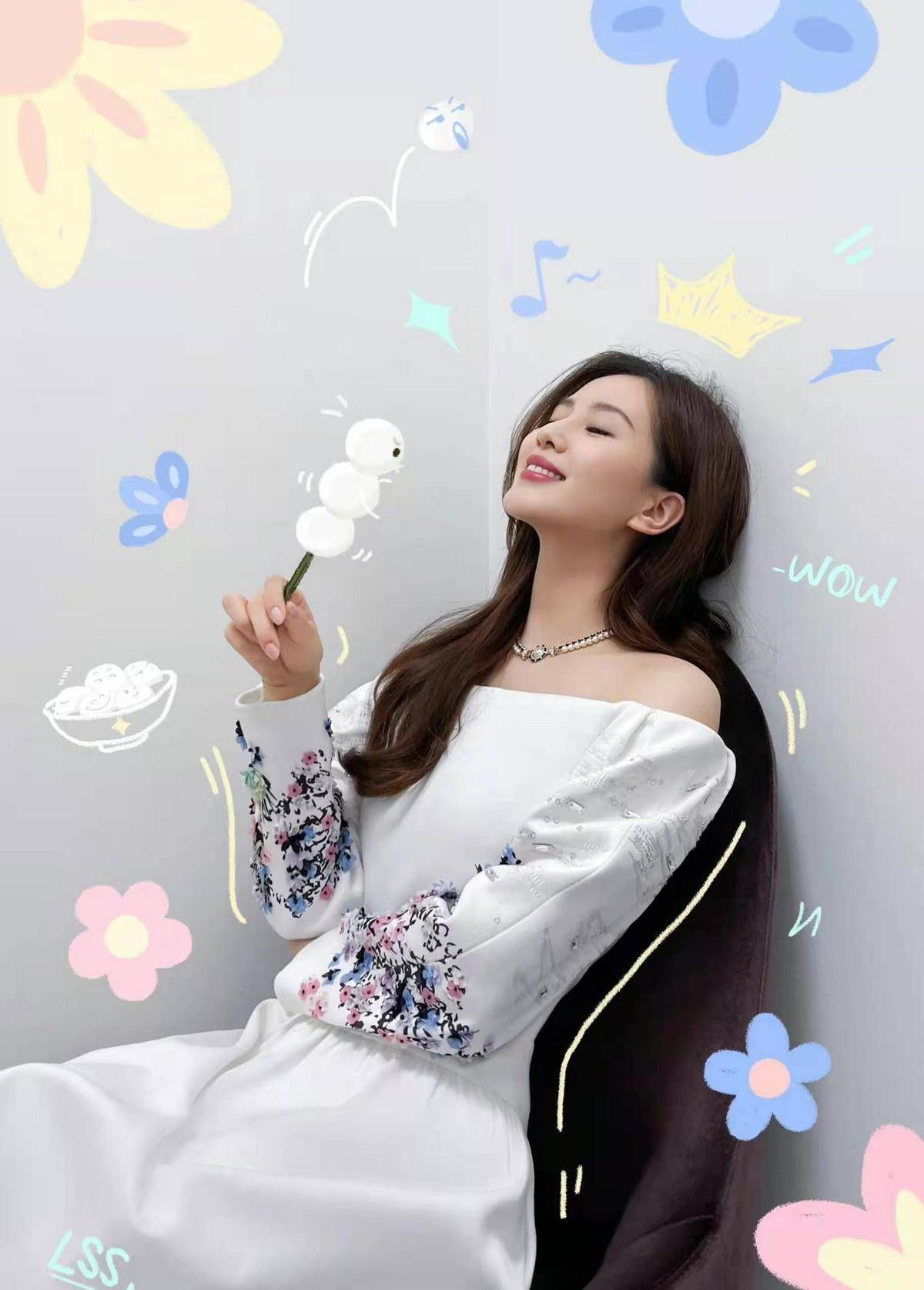 营业 刘诗诗元宵营业照造型封神！穿露肩白裙秀天鹅颈，吴奇隆到宝了