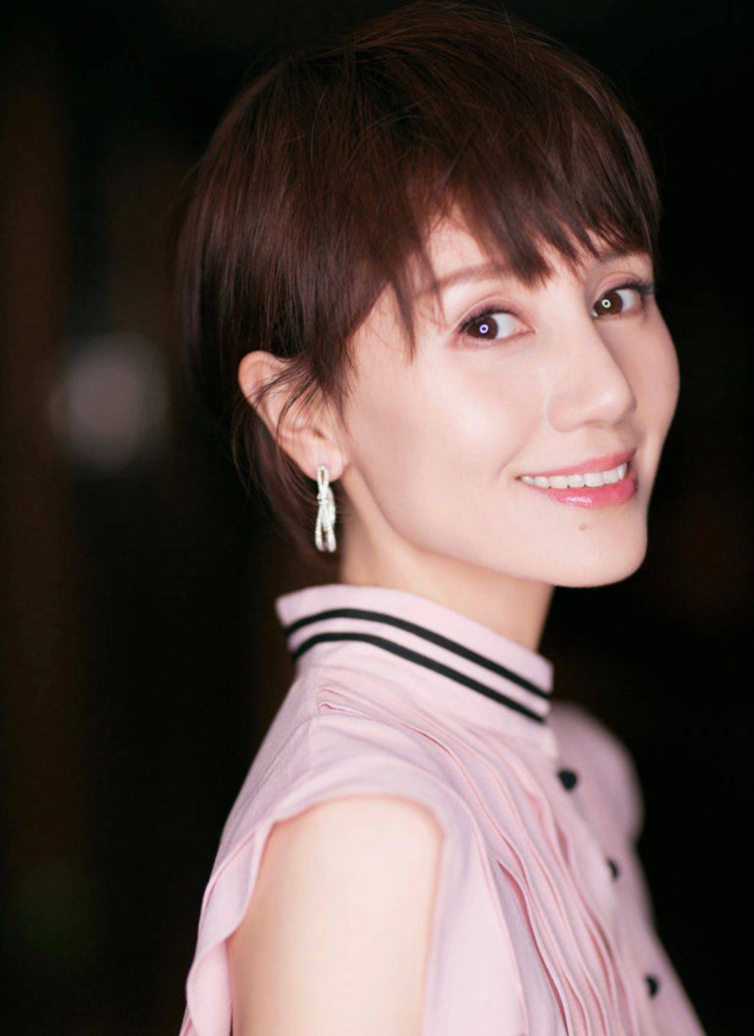 长发看了袁泉的长发照，终于明白为什么上了年纪的女人，都喜欢留短发