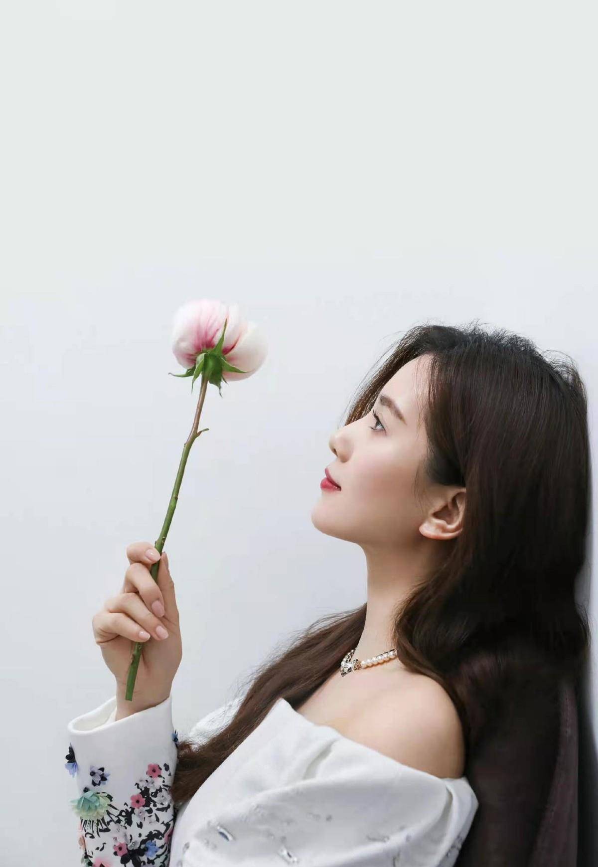 营业 刘诗诗元宵营业照造型封神！穿露肩白裙秀天鹅颈，吴奇隆到宝了