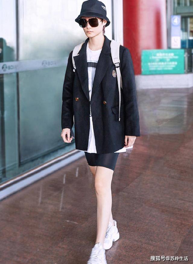 小个子 西装不兴搭长裤了，今年秋天流行“长配短”，小个子穿显瘦又时髦