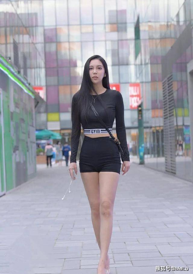 喇叭裤 穿搭出众“大方”的美女，可以更好地展现自己，似乎成了一种潮流