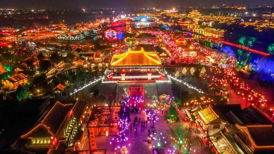 千年前上元夜的繁华盛景莫过于此,夜游大宋不夜城如梦如幻,清明上河园