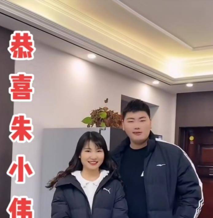 要知道在农村,没有长相没学历的男生很难找到对象,朱单伟不仅没有因为