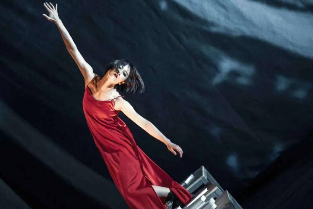 孟京辉戏剧作品独角戏女王黄湘丽领衔伤心咖啡馆之歌上海站