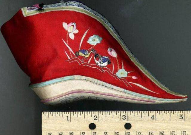 古代女子缠脚有多可怕用绸缎缠脚裹成红菱型三寸金莲