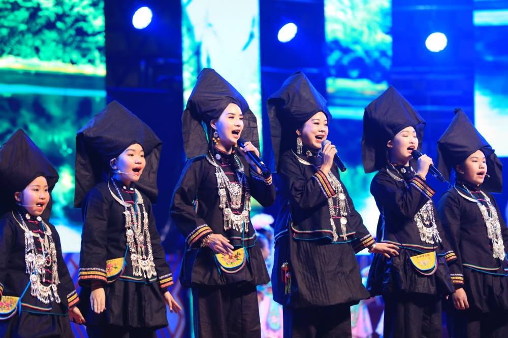 2022中国壮语春晚——在《壮族老家》遇见"广西民歌歌后"黄春艳_壮乡