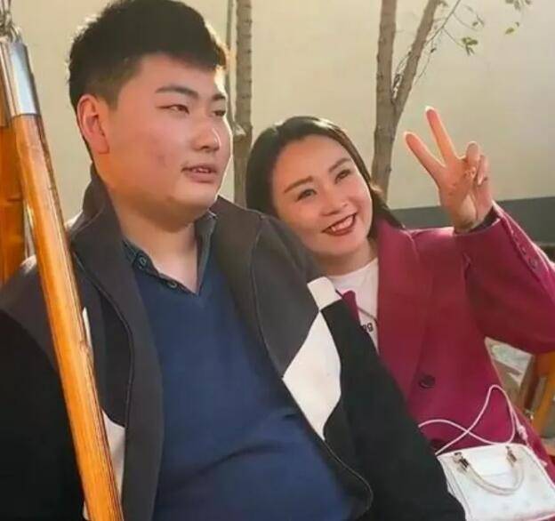 但是朱小伟想找个老婆,还是易如反掌的有钱能使鬼推磨,大衣哥儿子要是