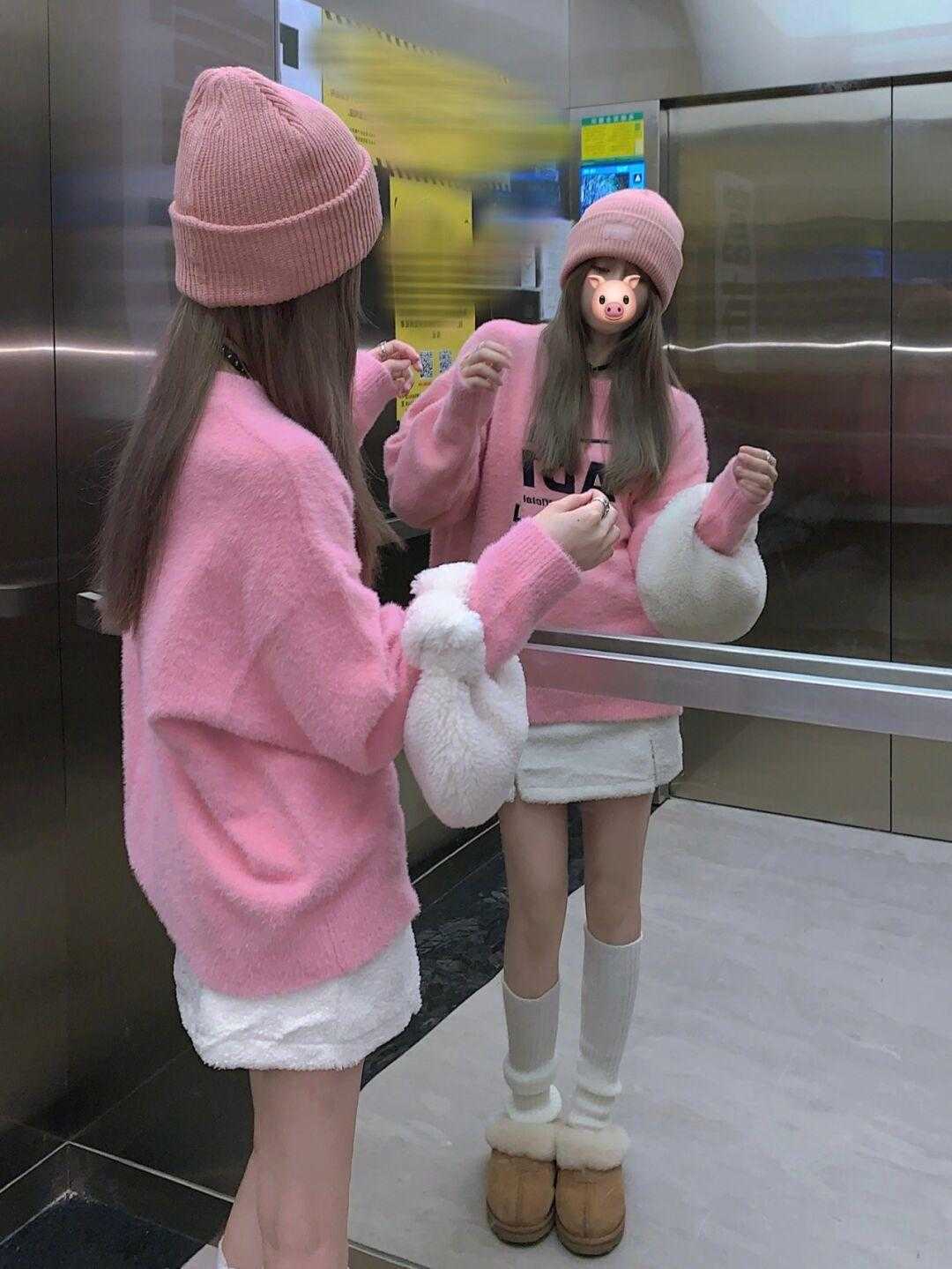 设计 开春不知道怎样穿？用粉色毛衣搭配这几条下装，真的封神了