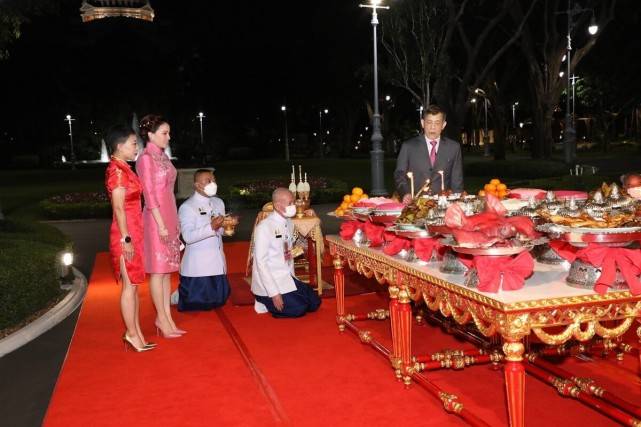 妮娜 泰国帝后夫妇带两位女儿营业！苏提达穿红裙迷倒国王，笑容太甜了