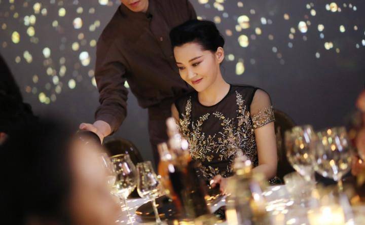 女神50岁许晴穿鎏金纱裙高贵优雅，对镜叉腰甜笑气质佳，简直美似仙女
