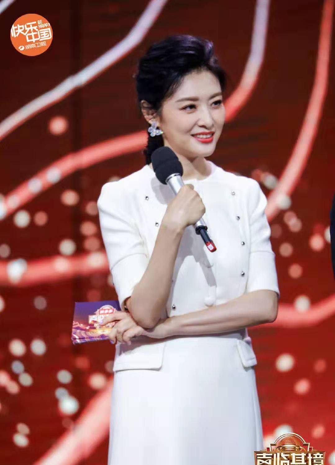 骨子里周涛气质太好了，穿小白裙主持《声临其境》，51岁美得端庄优雅