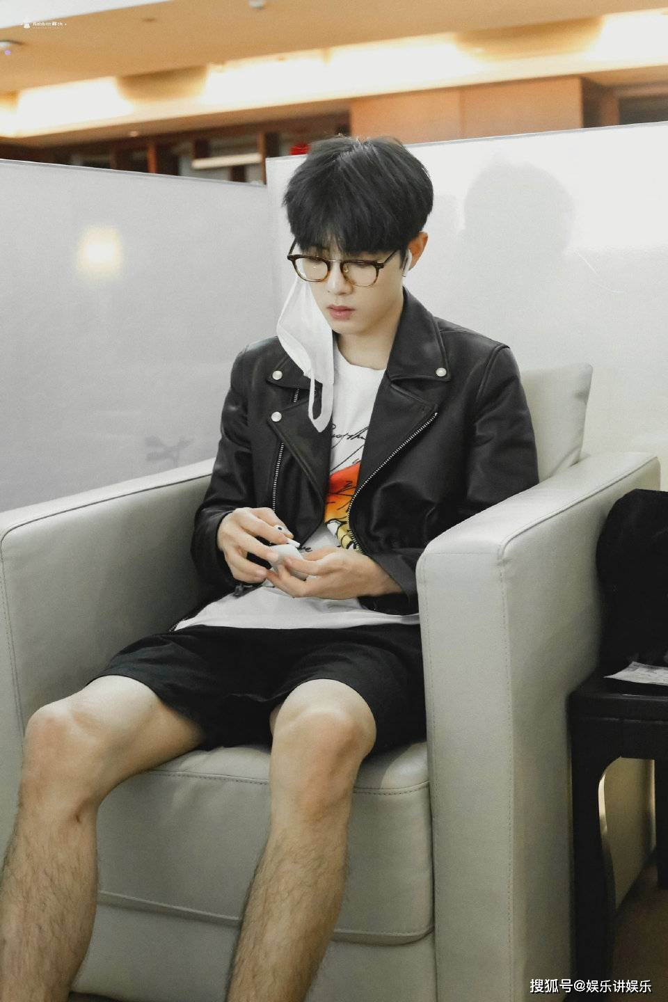 原创肖战商业大片全球出炉罕见露腿惊到众人网友带刺的玫瑰