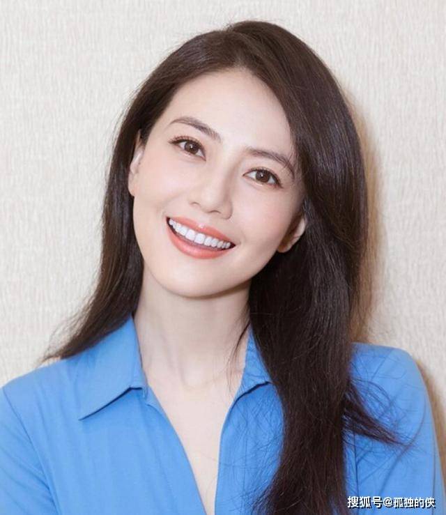 黑色奔四奔五女人，有白头发别只染黑色，试试这5种发色，减龄又洋气