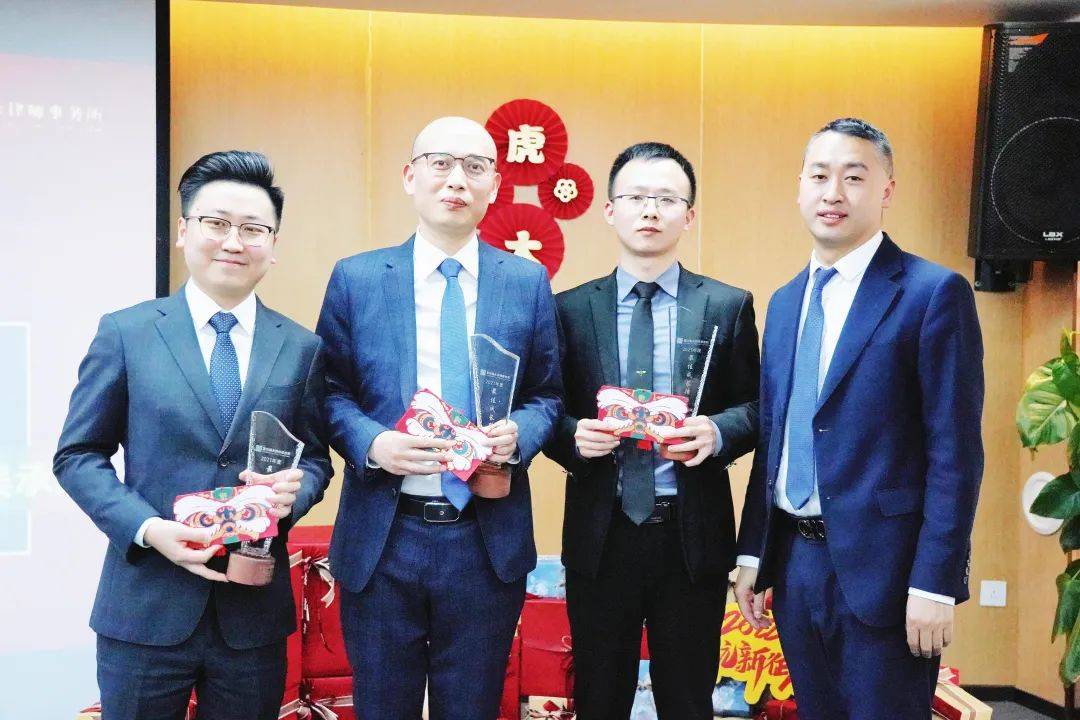 一),吴承康(左二),查中亚(左三)合影2021年度优秀律师「彭承林,刘彦滟