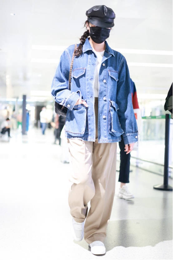 黑色 宋佳在荒郊野外拍戏,穿普通T恤气质都出众,而且42岁不见老!