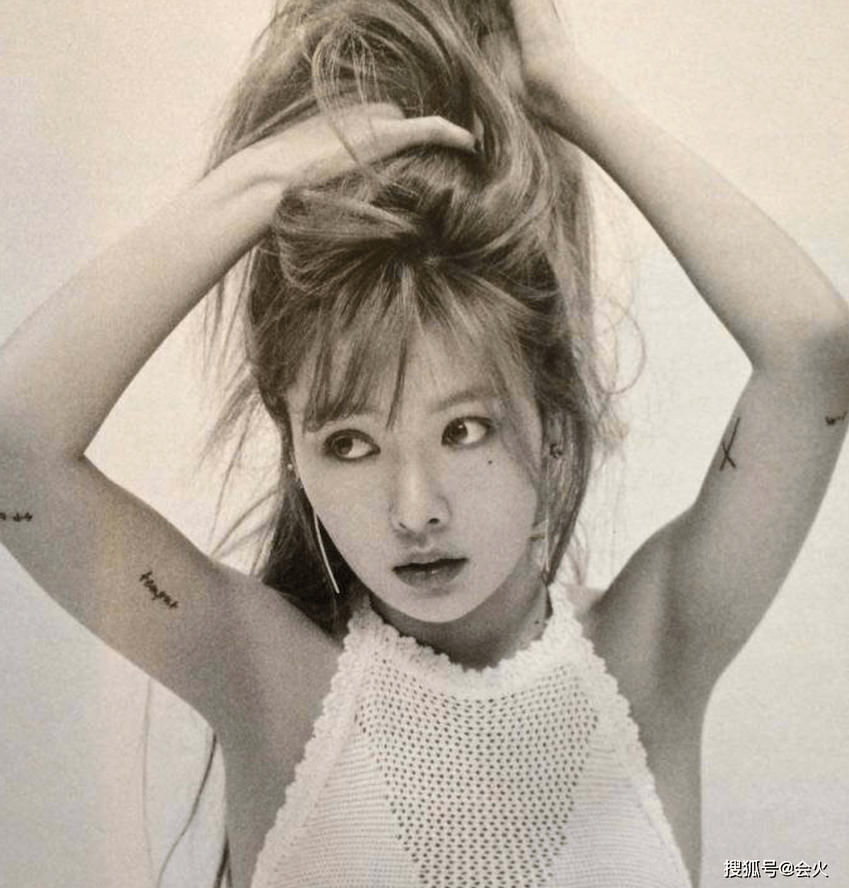 原创31岁金泫雅露背晒纹身白皙细嫩肌肤似少女两条纹身延长到腰部