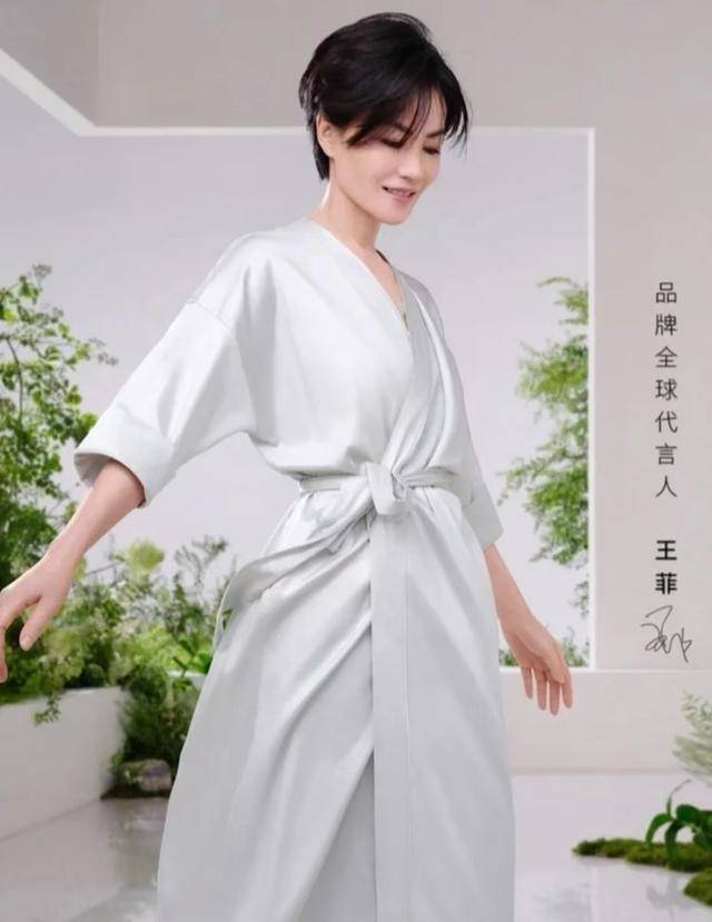 睡袍王菲穿睡袍扭腰尽显优越身材，短发造型太帅气