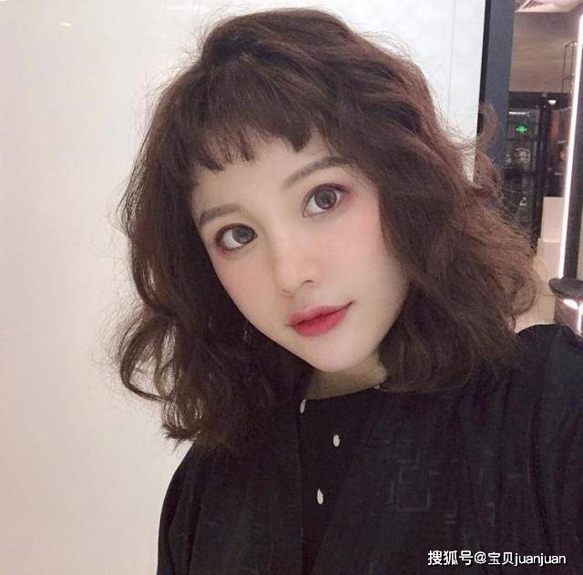 发型“羊毛卷”已经过时了，今年流行“海藻卷”，减龄时髦还显脸小