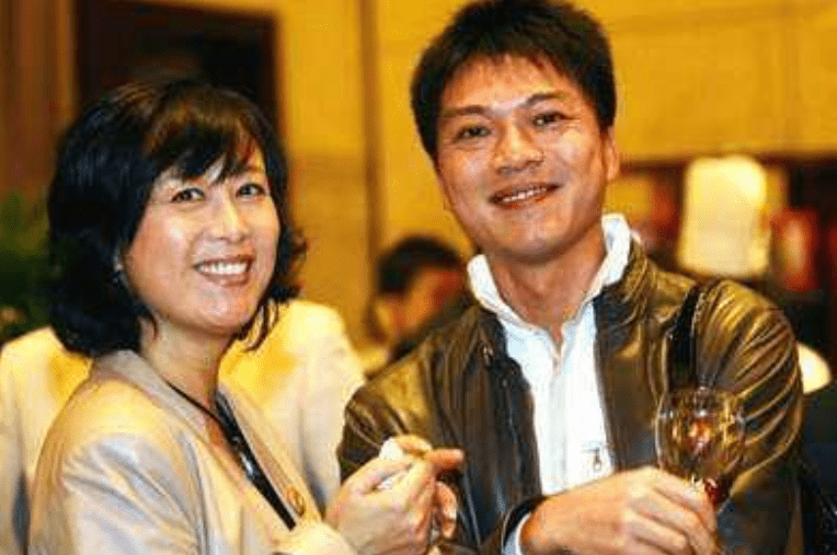 江嘉良:战胜老瓦蝉联冠军,妻子是唐国强的同学,后来远赴新加坡_吴玉芳