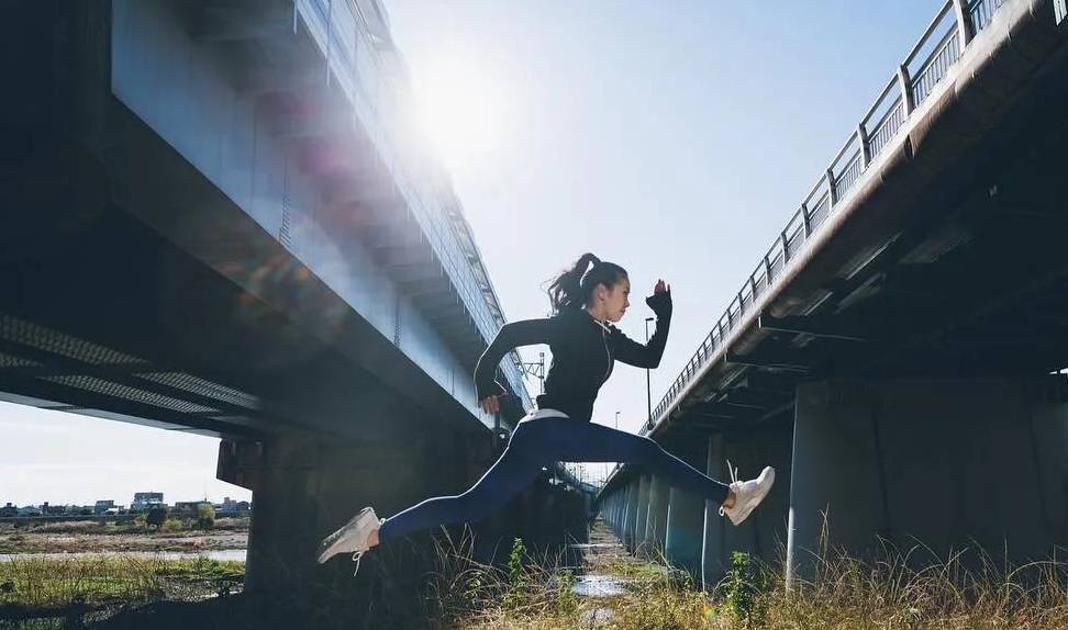 生下|42岁老阿姨与25岁小鲜肉结婚,顺利生下双胞胎,网友:令人羡慕