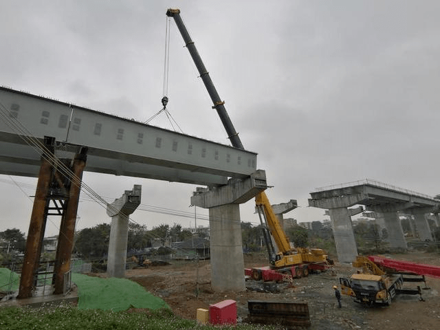 4米,采用焊接工字形截面,横梁顶底板分别与箱梁顶底板焊接,每个箱室内