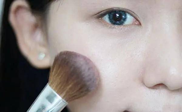 漂亮建议女生,不管多忙最好化“淡妆”,教你简单“4步”易学又漂亮