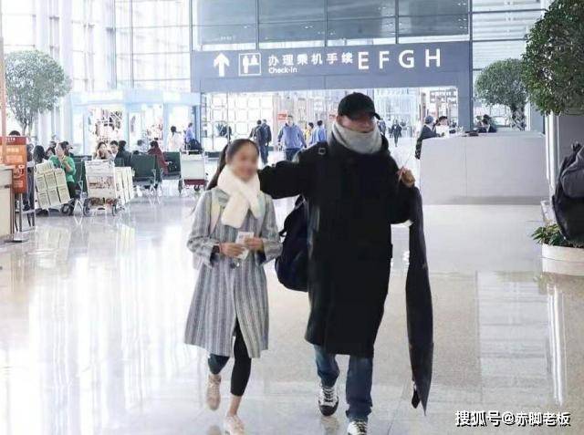 文章 文章带女儿现身机场，11岁爱马“上身冬天，下身夏天”，看着都冷