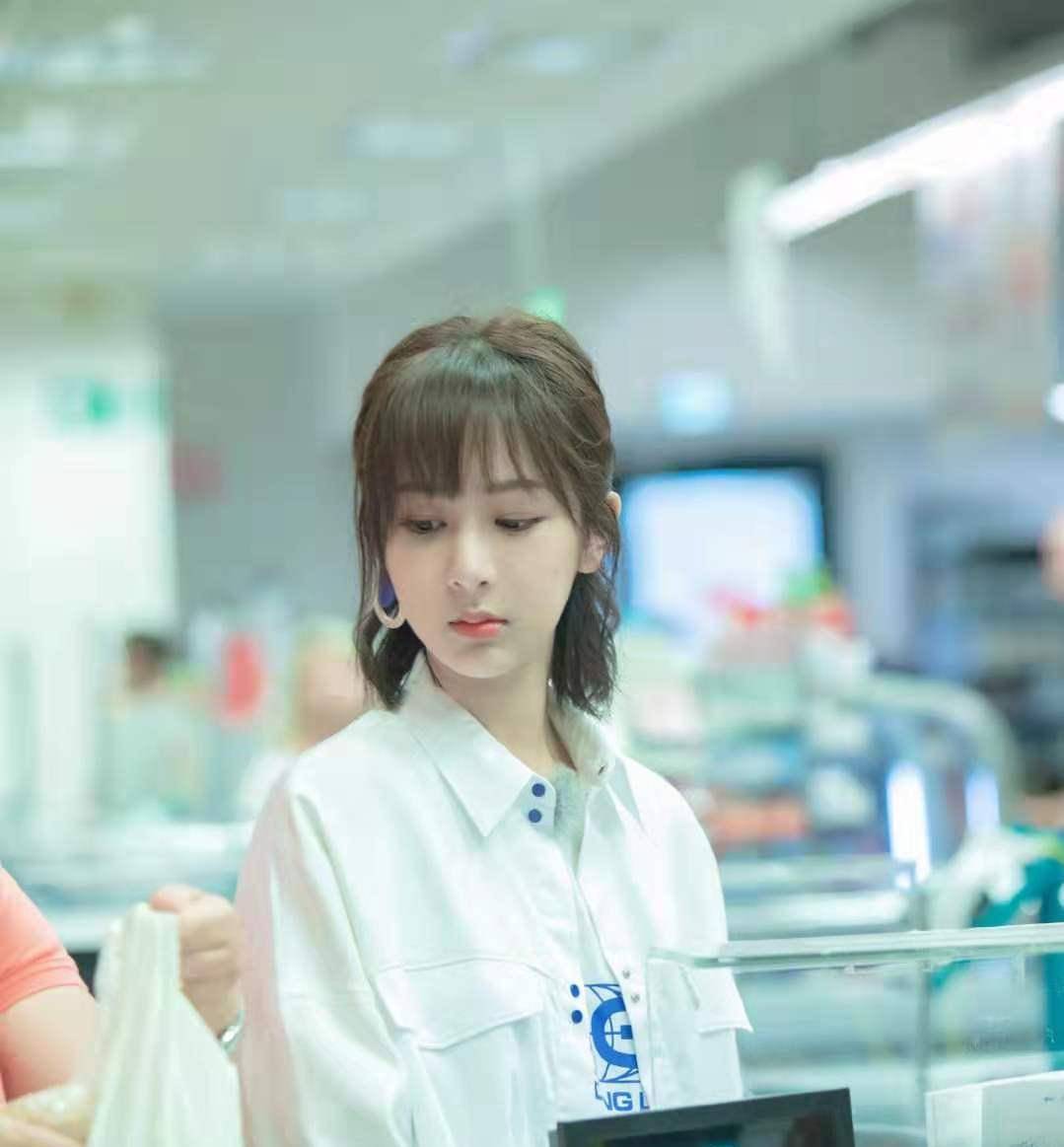 夏雪看《中餐厅》被杨紫短发美到了，发带扎发很惊艳，比长发更减龄