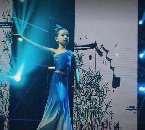 塑造出 黄磊为二女儿开始铺路!首亮相穿亲子装好温馨,多妹不逊色小童星