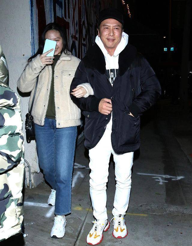 羊羔 甄子丹00后女儿徒有长腿没颜值！素颜和爸爸出行，16岁看着像36岁