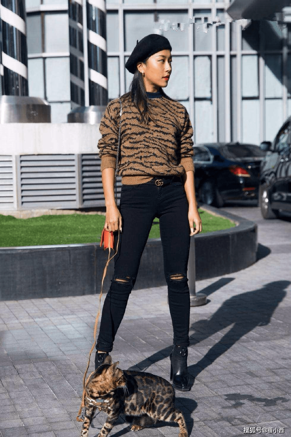 卫衣 吉克隽逸皮肤黑又如何？穿粉色卫衣配毛毛外套超时髦，气场开挂